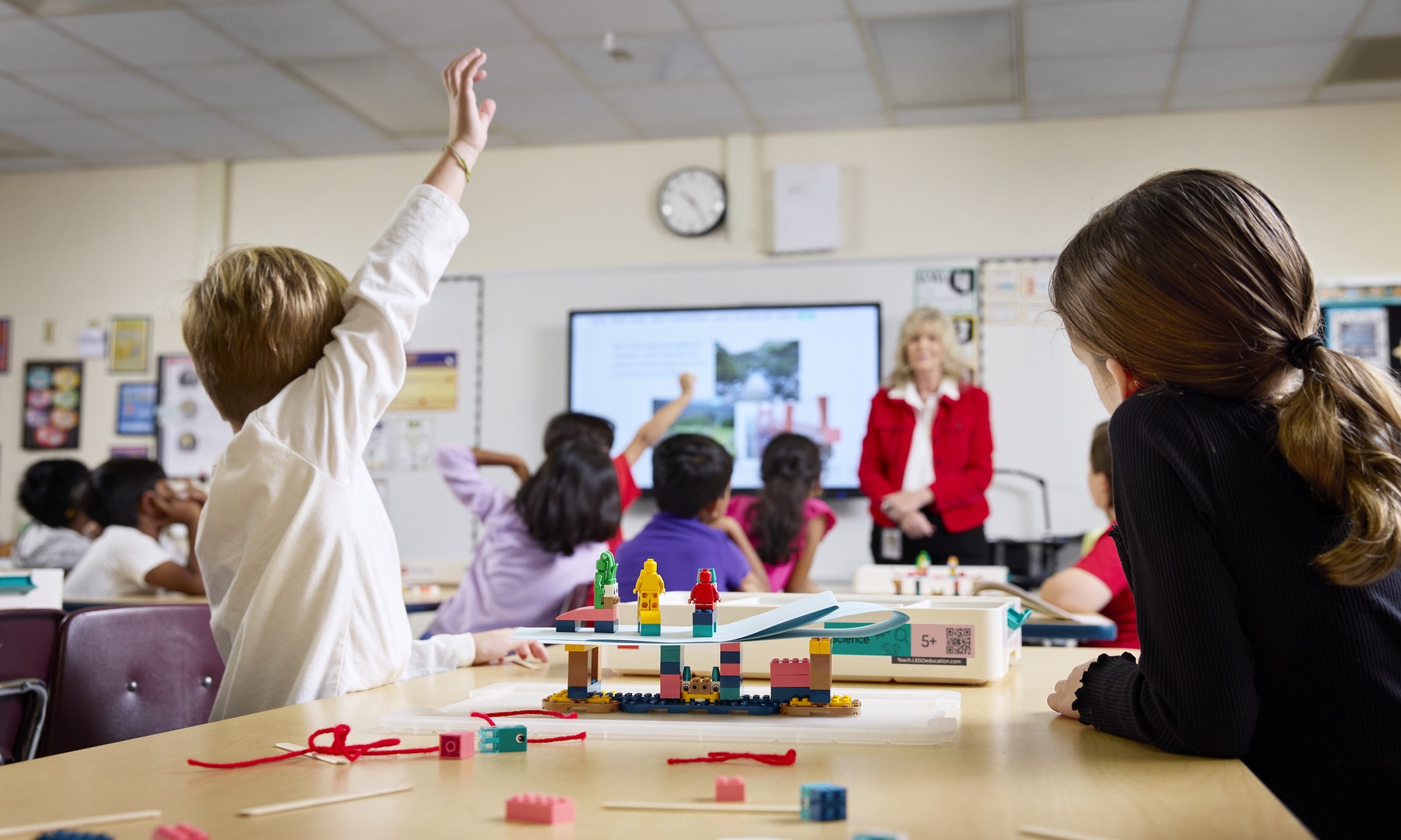 Sci_45620_LEI_Lifestyle_Raising hands_4000x2400.png