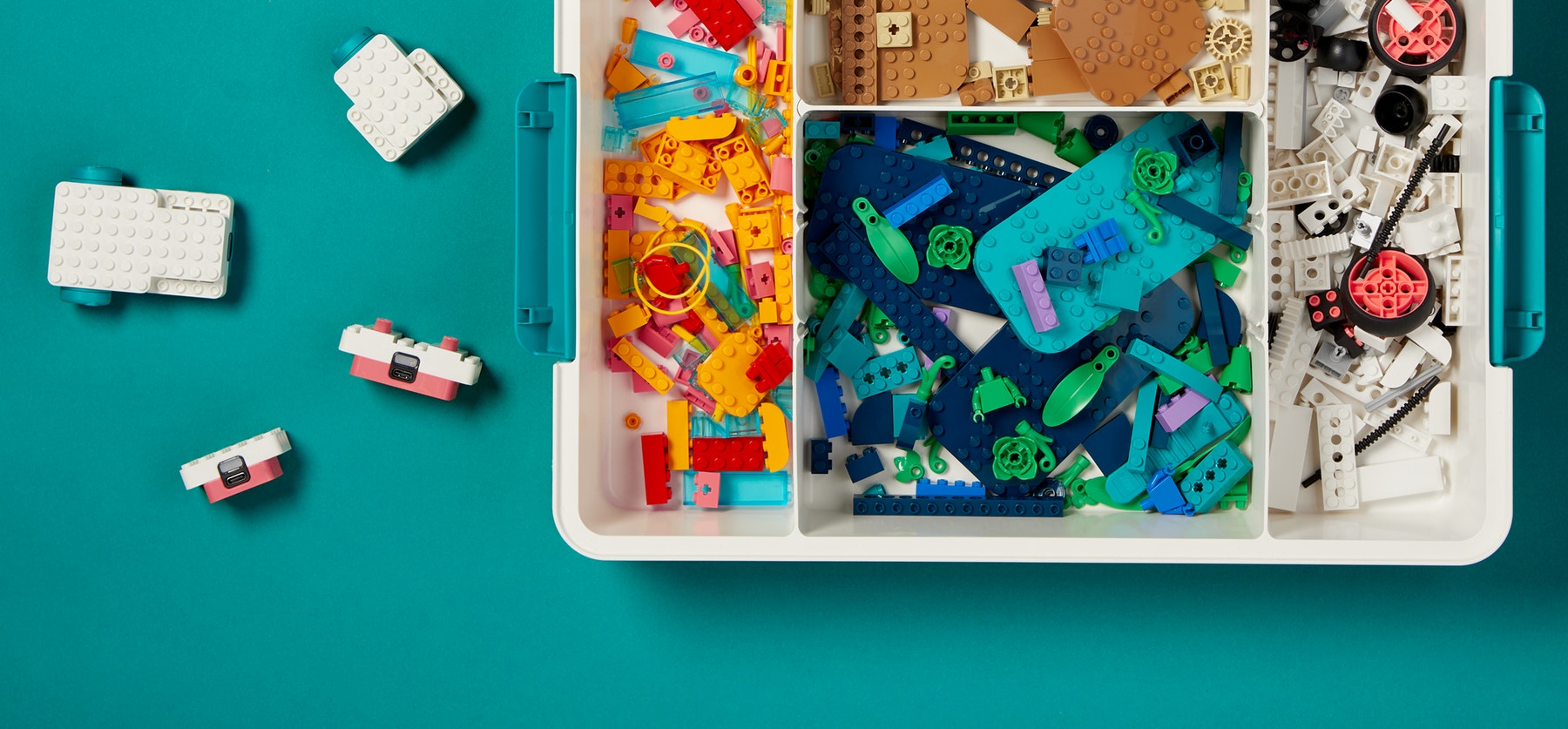 Un kit LEGO Education Ciencias abierto.