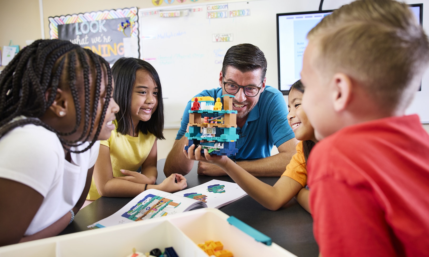 Sci_45621_Lifestyle_Teachers and students_4000x2400.png