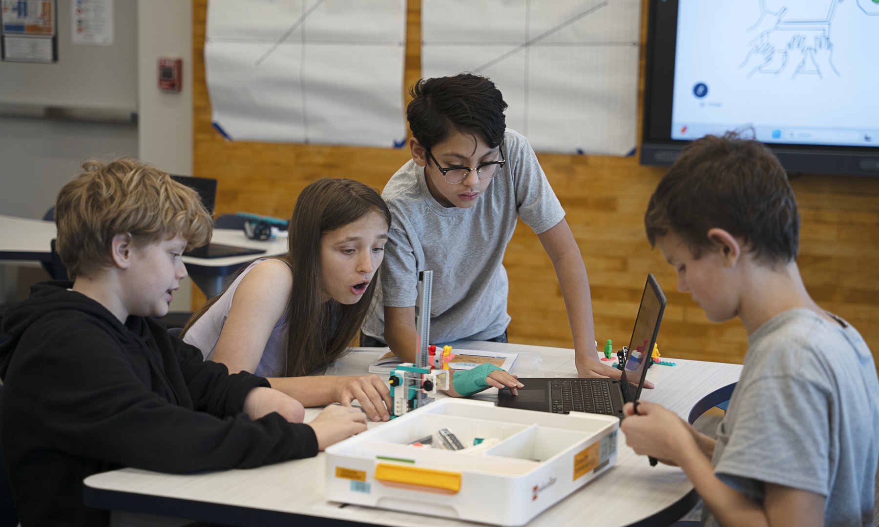 CSAI_45522_Lifestyle_Students collaborating using a laptop_4000x2400.png