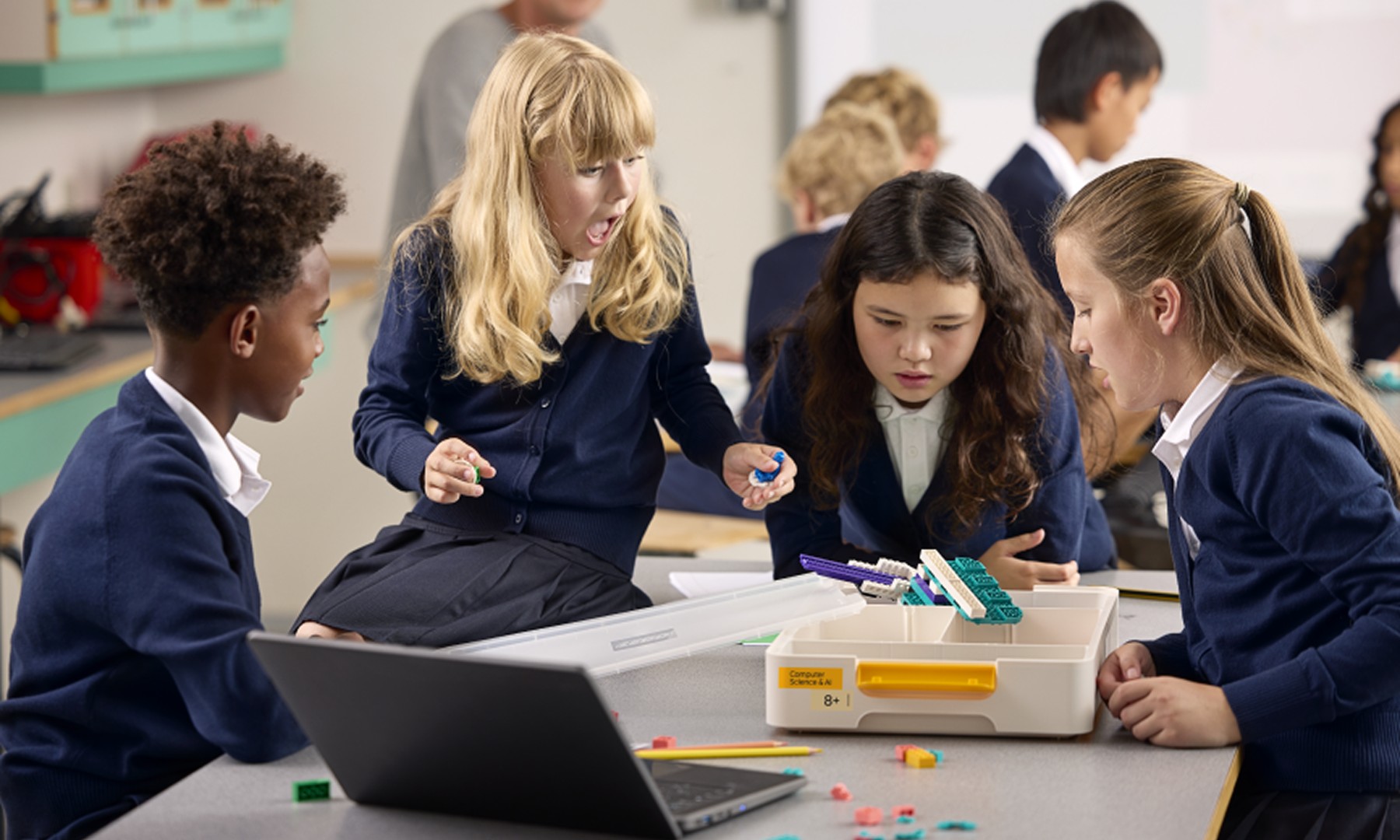 CSAI_45521_LEI_Lifestyle_Students building_4000x2400.png