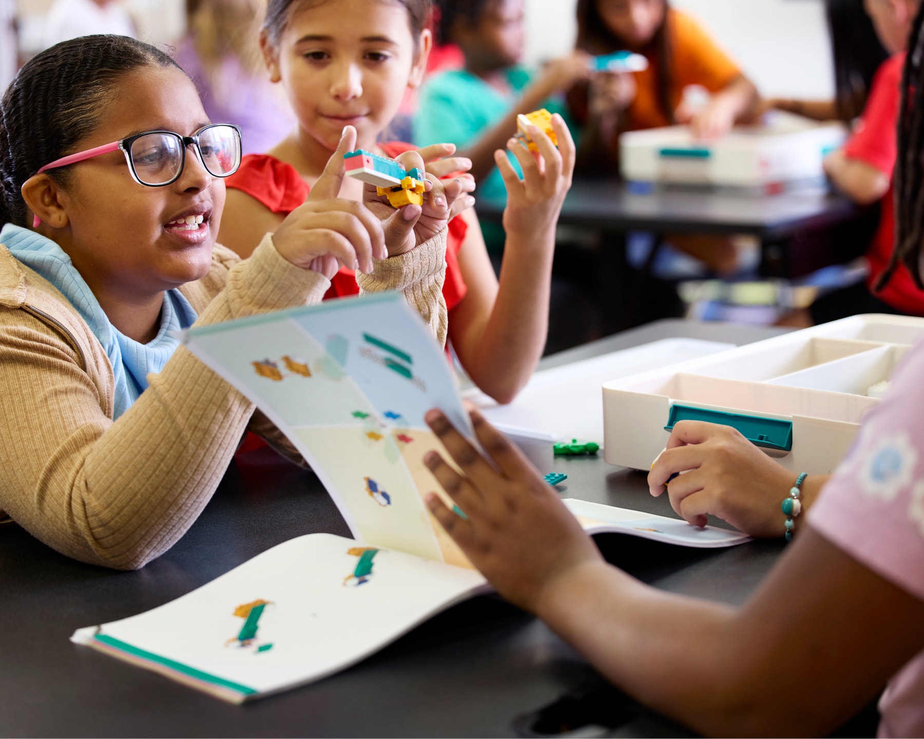 Sci_45621_Lifestyle_Students building with LEGO Education Science kit_4000x3208.png