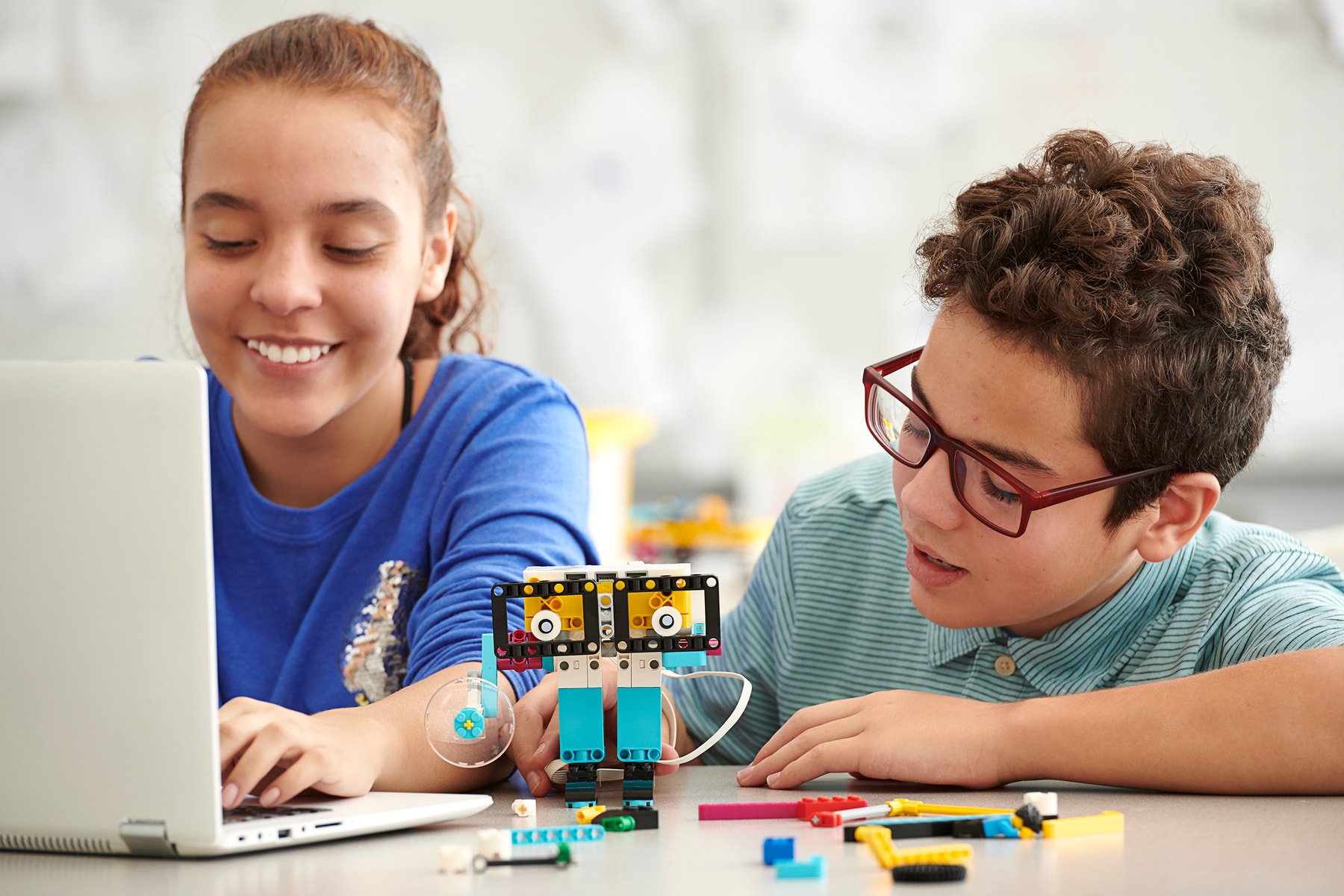 STEAM_45678_Lifestyle_Two students building with SPIKE Prime_3000x2000.png