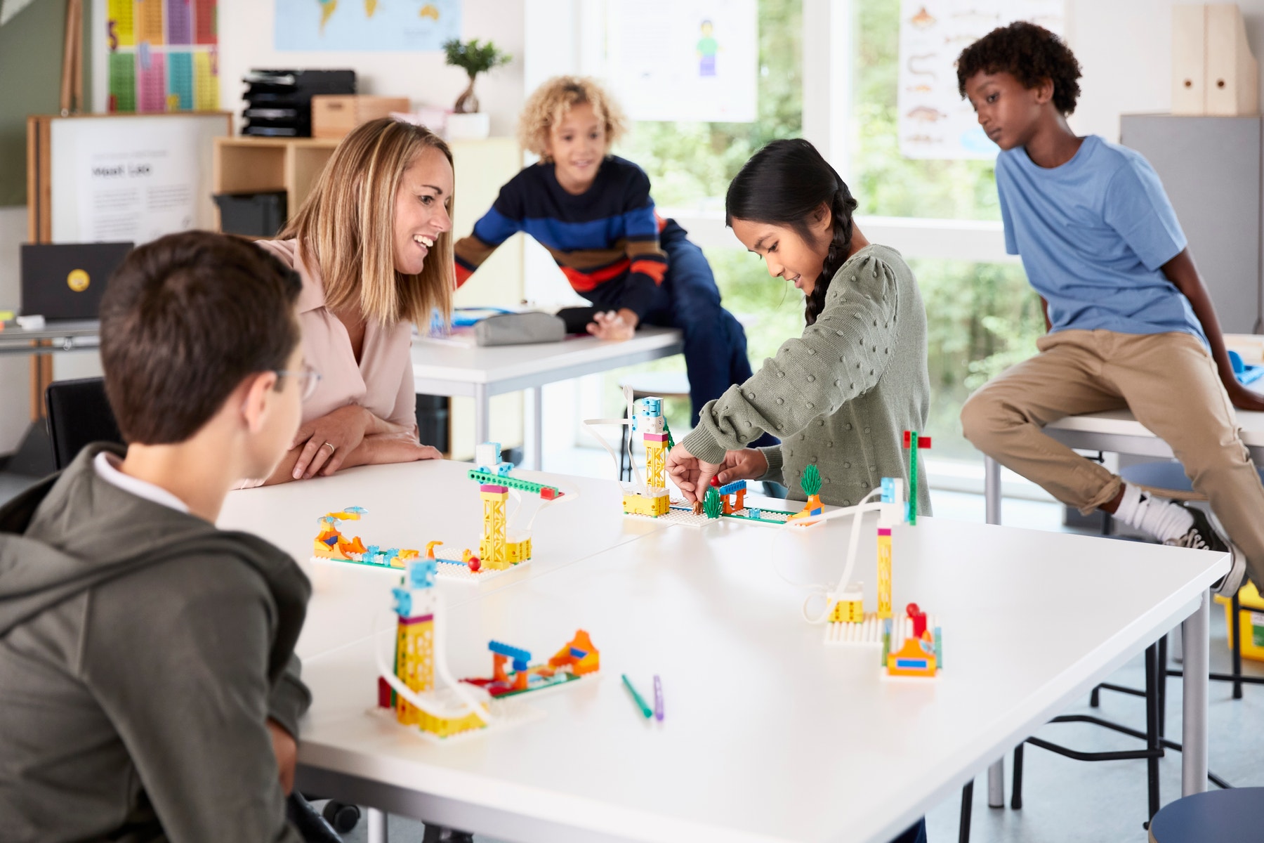 Elementary students working on STEAM project