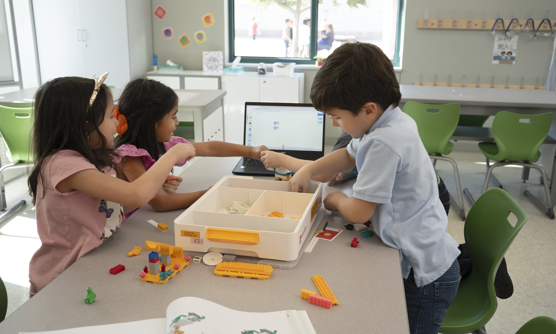 CSAI_45520_US_Lifestyle_Students collaborating with a laptop_4000x2400.png