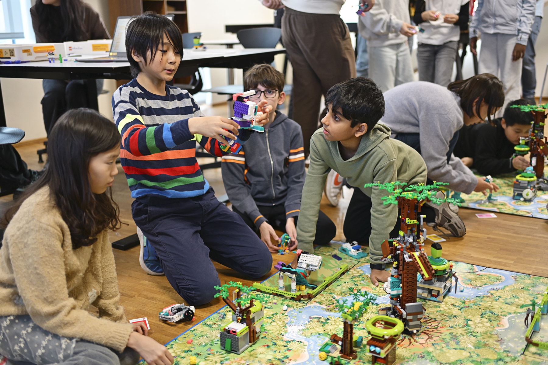 FLL_Lifestyle_Students collaborating_3000x2000.png