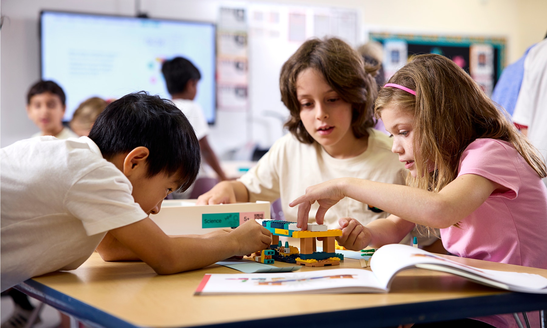 Sci_45620_LEI_Lifestyle_Students building_4000x2400.png