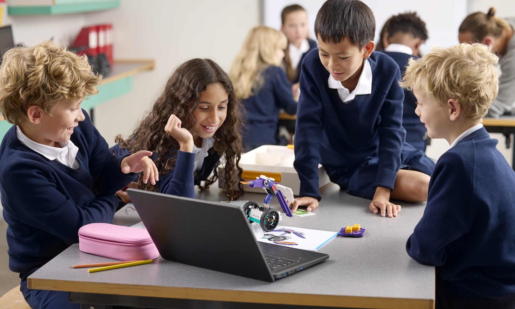 CSAI_45521_LEI_Lifestyle_students collaborating_4000x2400.png