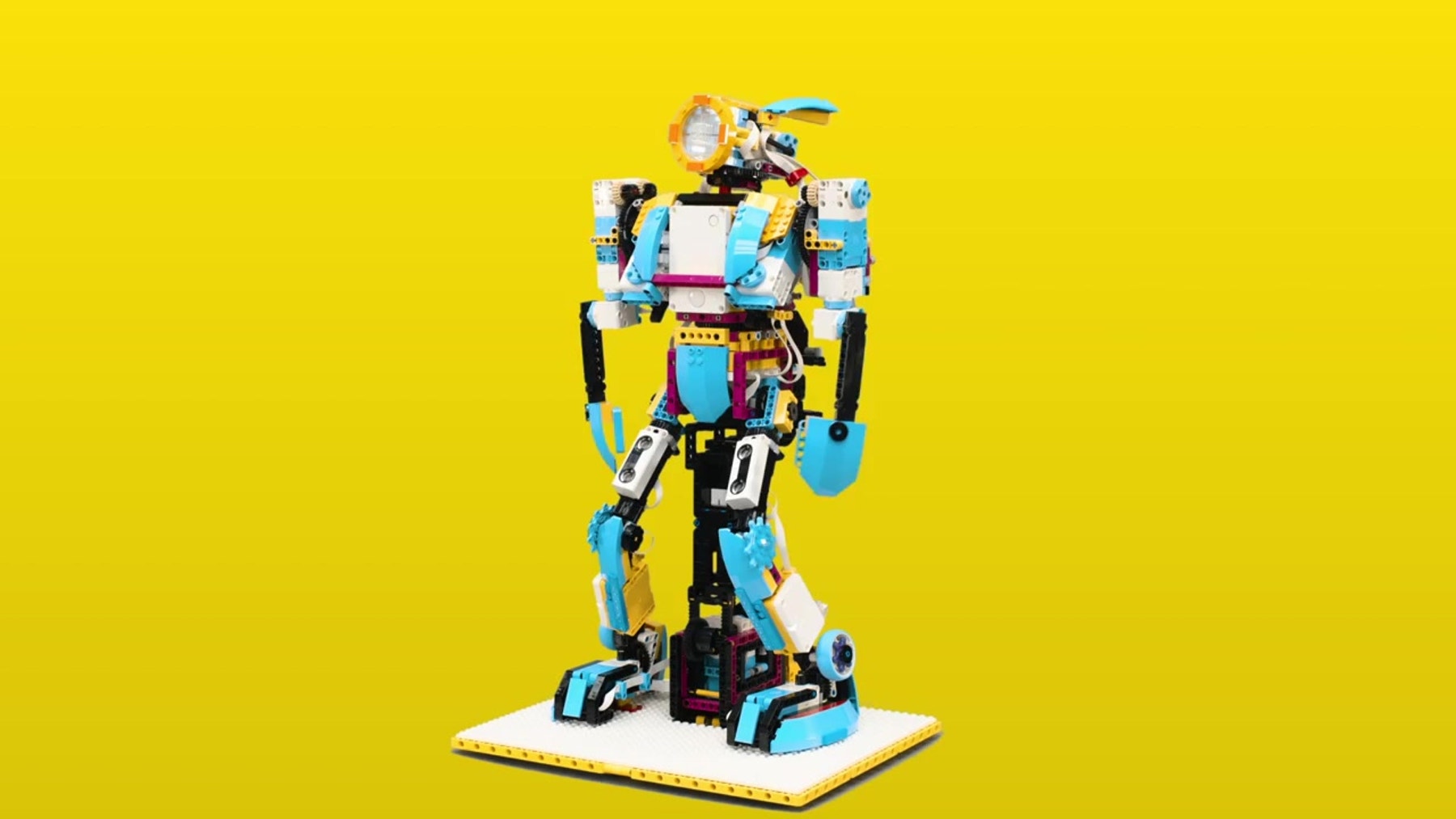 Meet Elles, a robot built by LEGO® Education using multiple LEGO Learning System solutions to demonstrate its fun and unlimited possibilities.