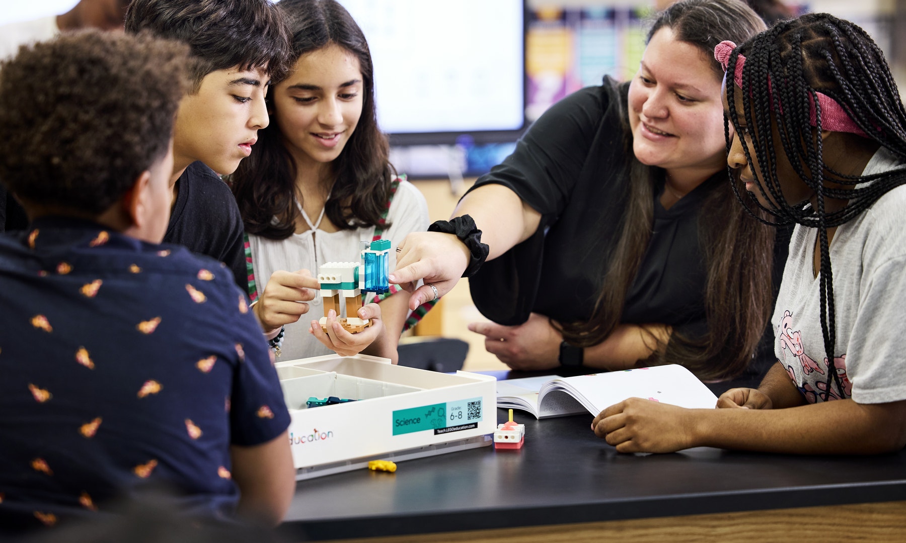 Sci_45622_US_Lifestyle_Teachers and students_4000x2400.png