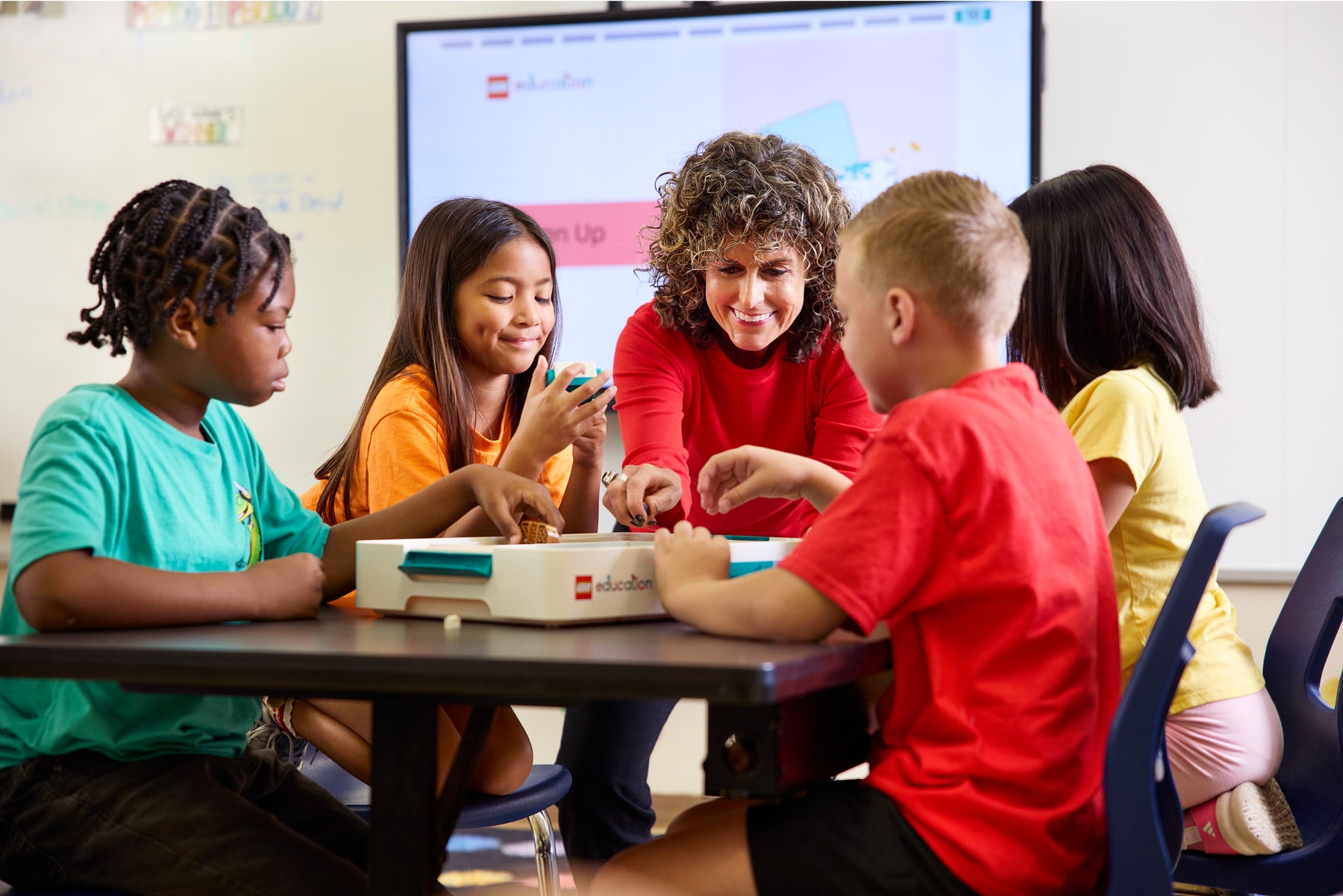 Sci_45621_Lifestyle_Teachers and students_3000x2000.png
