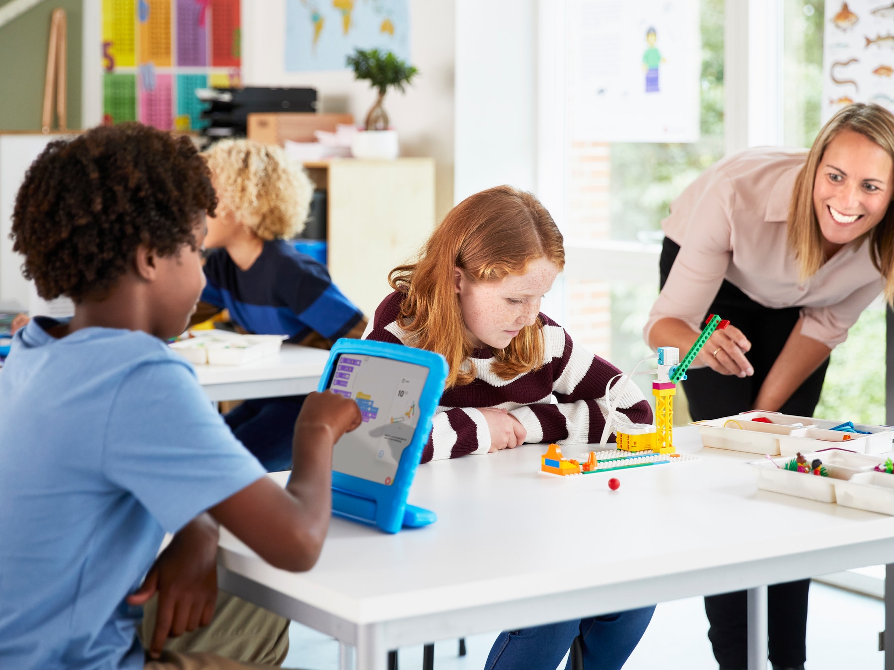 STEAM_45345_Lifestyle_students engaging with SPIKE Essential_4000x3000.png