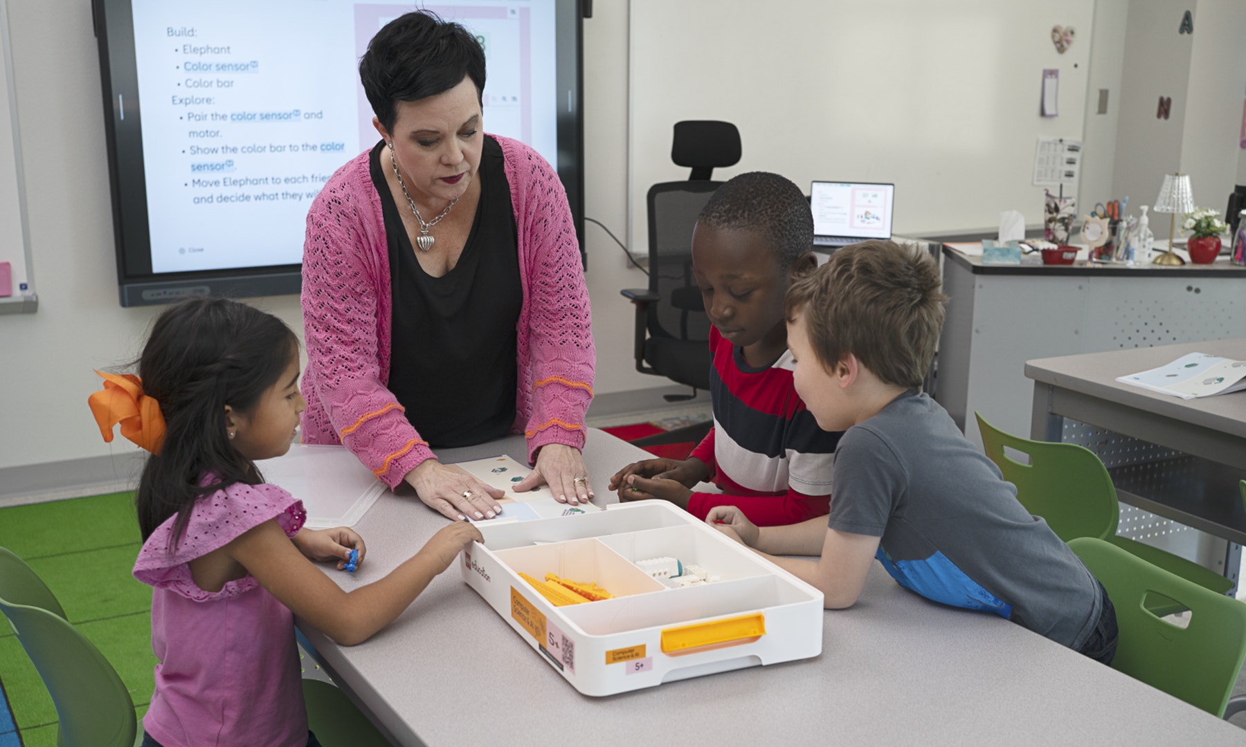 CSAI_45520_LEI_Lifestyle_Teacher and students_4000x2400.png