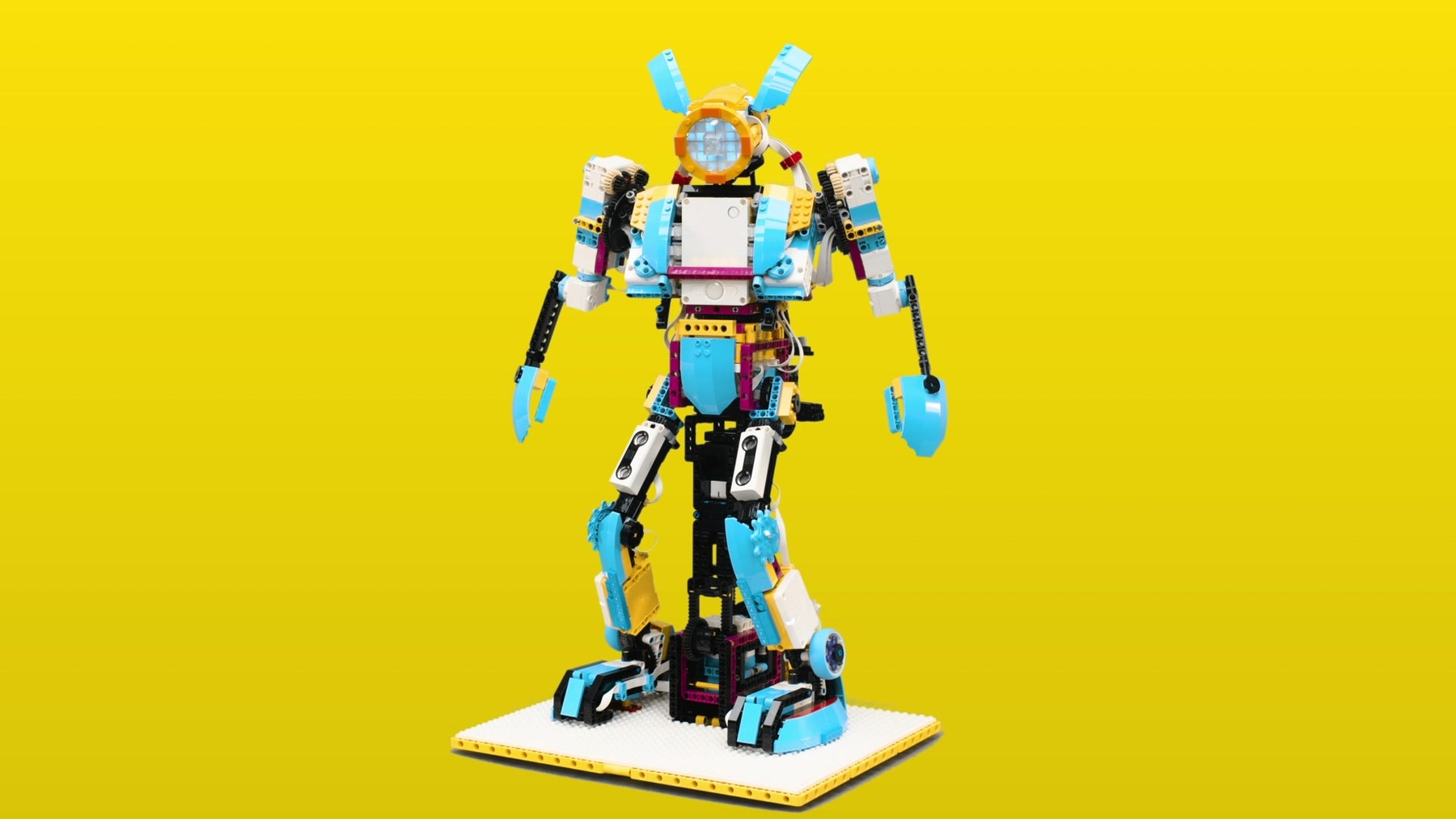 Meet Elles, a robot built by LEGO® Education using multiple LEGO Learning System solutions to demonstrate its fun and unlimited possibilities.