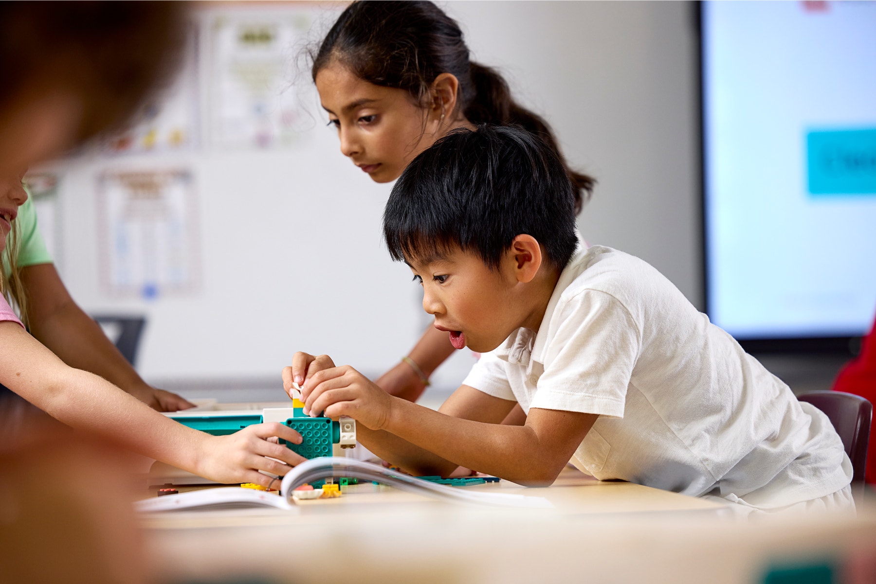 Sci_45620_Lifestyle_a boy building using LEGO Education Science kit_3000x2000.png