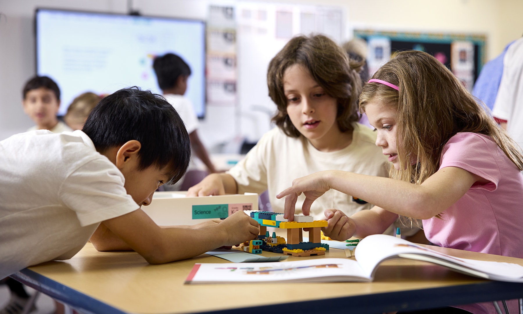 Sci_45620_US_Lifestyle_Students building_4000x2400.png