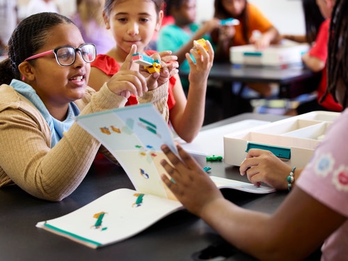 Sci_45621_Lifestyle_Students collaborating_4000x3000.png