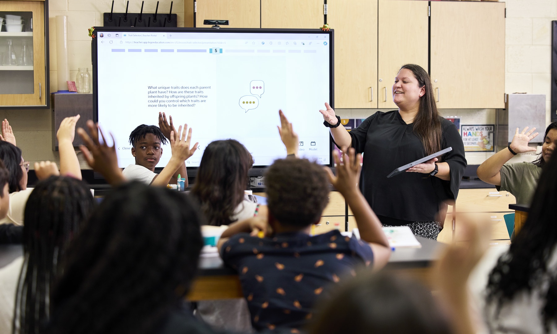 Sci_45622_Lifestyle_Raising Hands_4000x2400.png